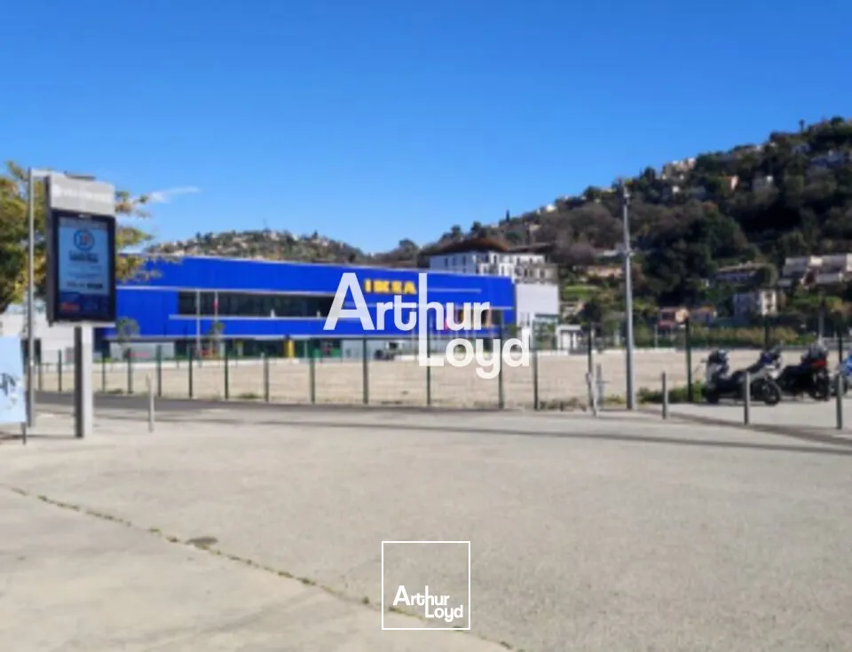 A LOUER LOCAUX COMMERCIAUX 3 128 M² DIVISIBLES DES 40 M² NICE SAINT ISIDORE