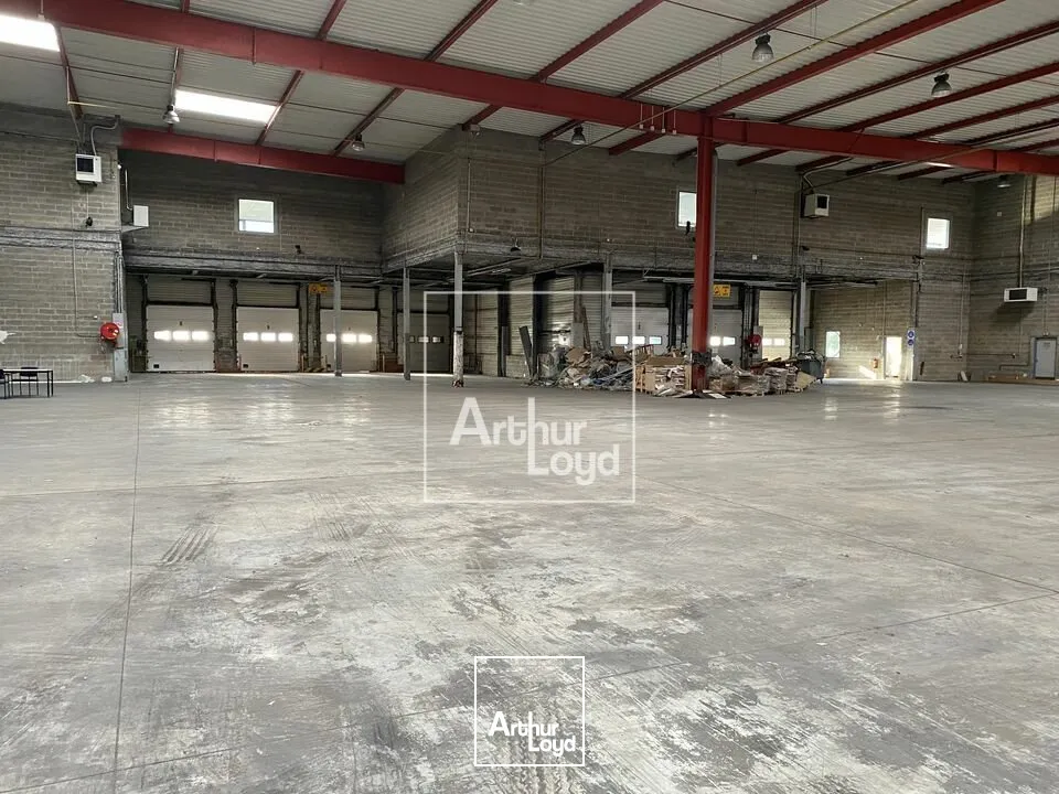 ENTREPOT A QUAI ET PLEIN PIED A LOUER COMBS LA VILLE