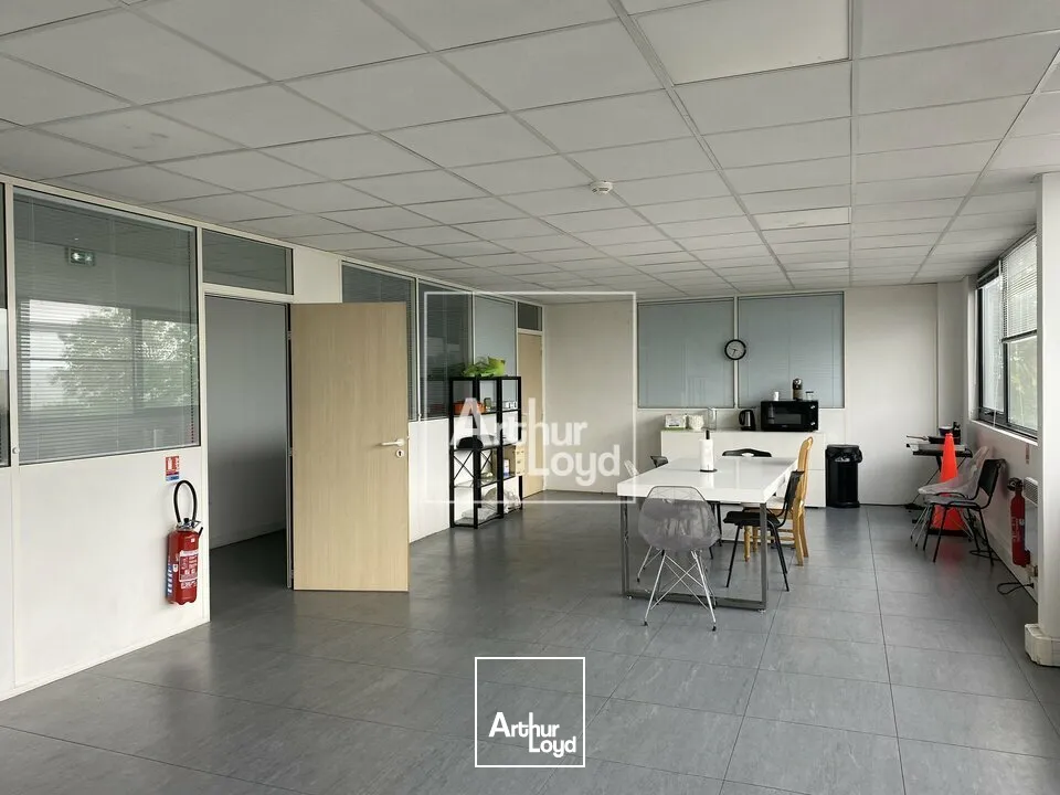 ENTREPOT A QUAI ET PLEIN PIED A LOUER COMBS LA VILLE