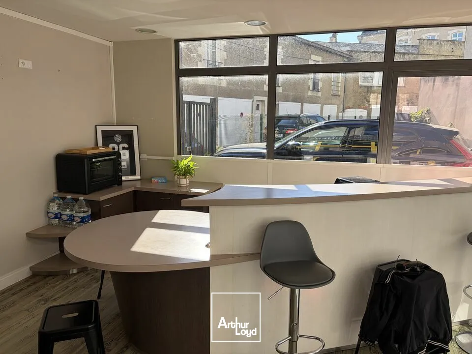 LOCAL COMMERCIAL LUMINEUX AVEC 7 PLACES DE STATIONNEMENT  POITIERS CENTRE