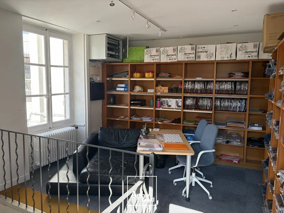 LOCAL COMMERCIAL LUMINEUX AVEC 7 PLACES DE STATIONNEMENT  POITIERS CENTRE