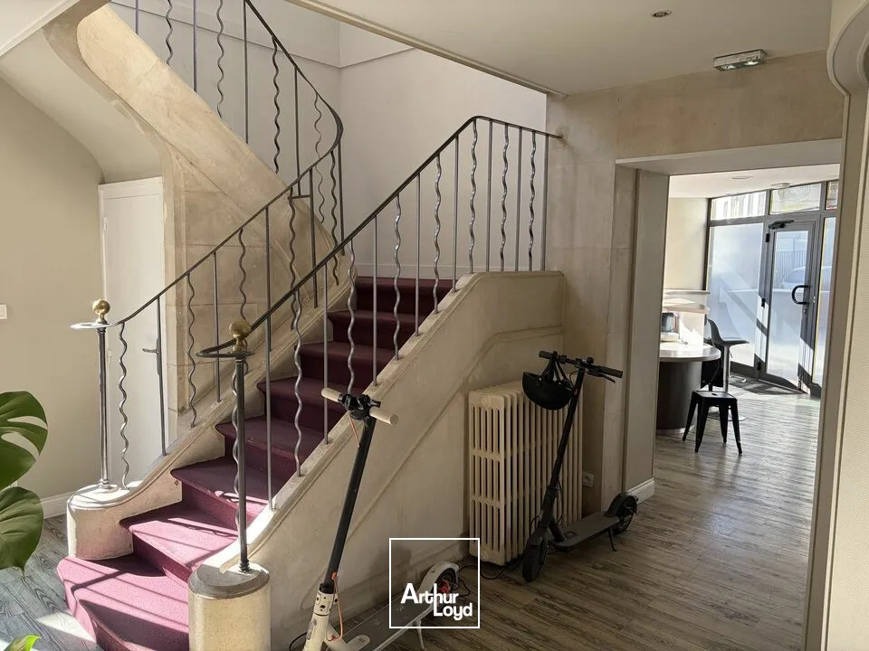 LOCAL COMMERCIAL LUMINEUX AVEC 7 PLACES DE STATIONNEMENT  POITIERS CENTRE