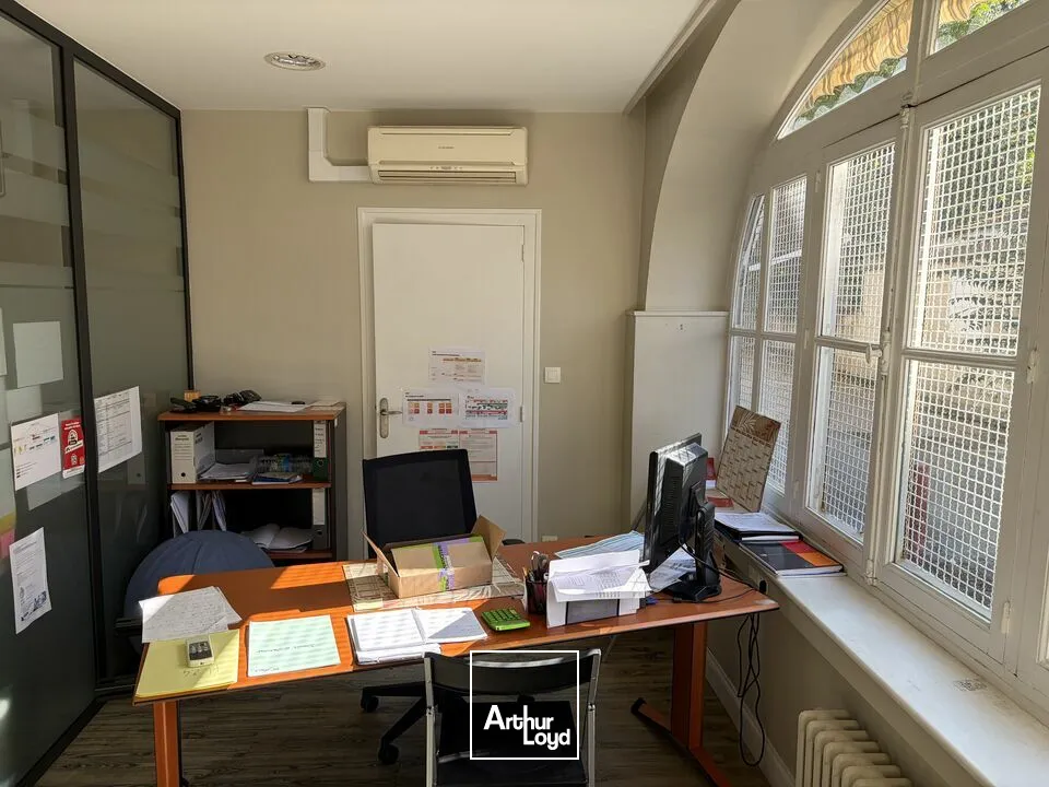 LOCAL COMMERCIAL LUMINEUX AVEC 7 PLACES DE STATIONNEMENT  POITIERS CENTRE