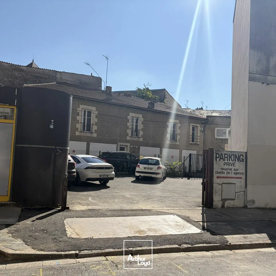 LOCAL COMMERCIAL LUMINEUX AVEC 7 PLACES DE STATIONNEMENT  POITIERS CENTRE
