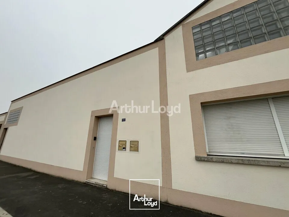 A Louer, 220 m2 de bureaux et 50 m2 de stockage. Proche route de Witry-Les-Reims. 