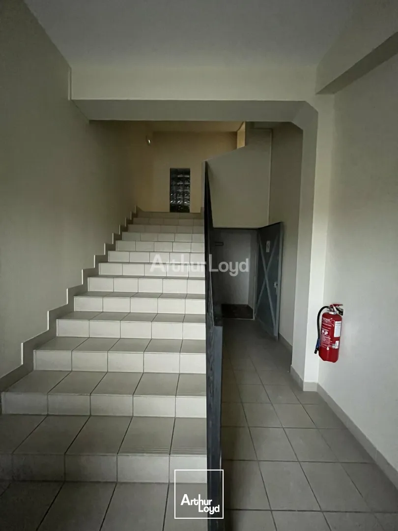 A Louer, 220 m2 de bureaux et 50 m2 de stockage. Proche route de Witry-Les-Reims. 