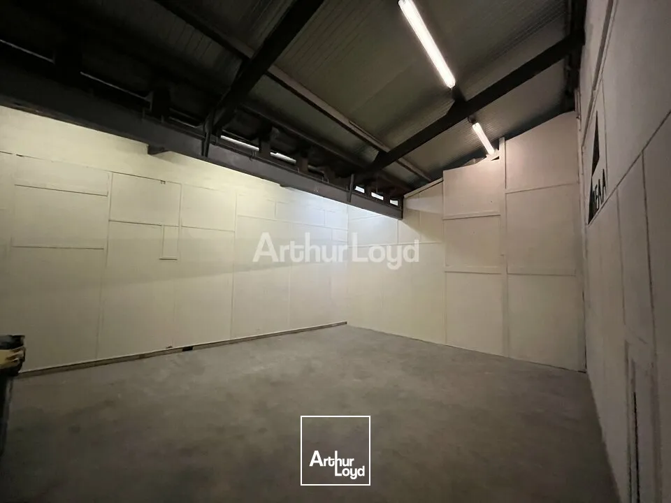 A Louer, 220 m2 de bureaux et 50 m2 de stockage. Proche route de Witry-Les-Reims. 