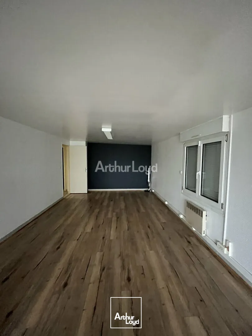 A Louer, 220 m2 de bureaux et 50 m2 de stockage. Proche route de Witry-Les-Reims. 