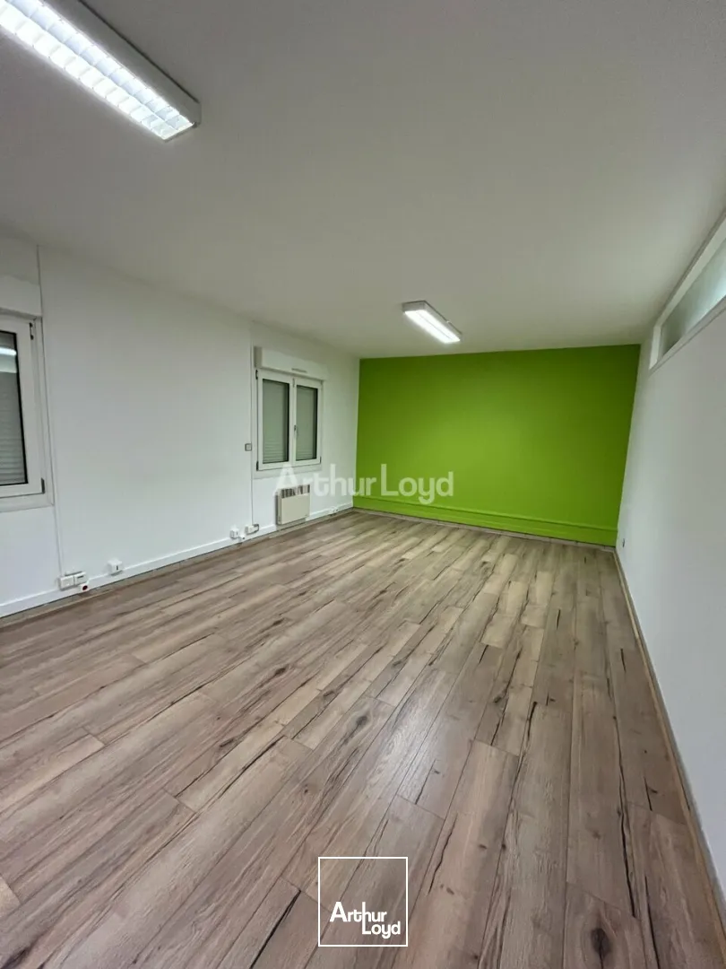 A Louer, 220 m2 de bureaux et 50 m2 de stockage. Proche route de Witry-Les-Reims. 