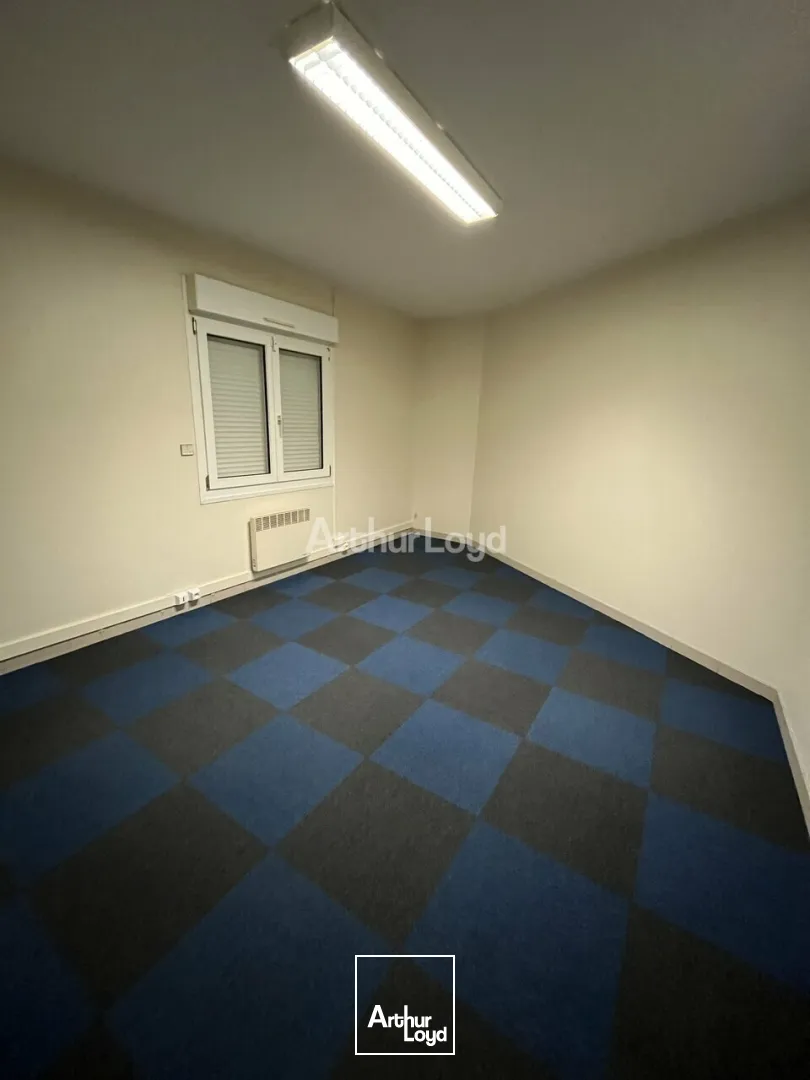 A Louer, 220 m2 de bureaux et 50 m2 de stockage. Proche route de Witry-Les-Reims. 