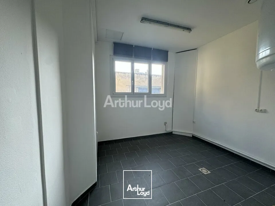 Local commercial d'environ 40m2 - idéalement situé sur un rond-point très fréquenté du centre ville de Reims 