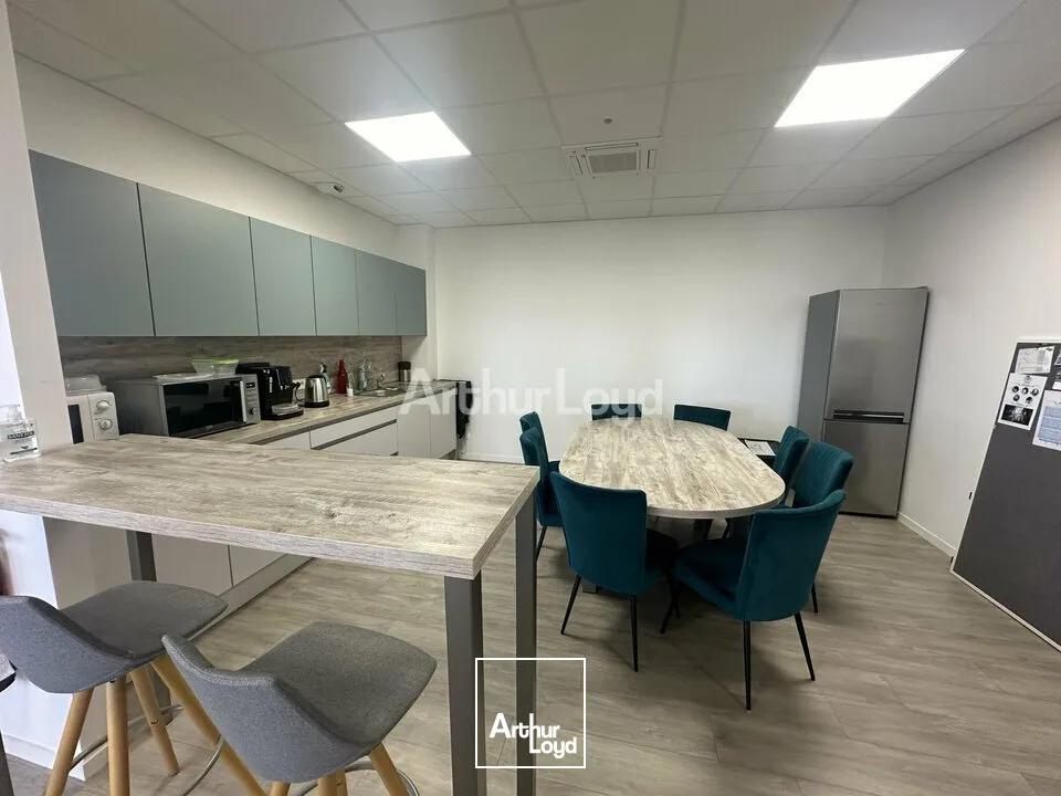 Bureaux aménagé de 210 m2 et 6 places de parkings- BEZANNES 