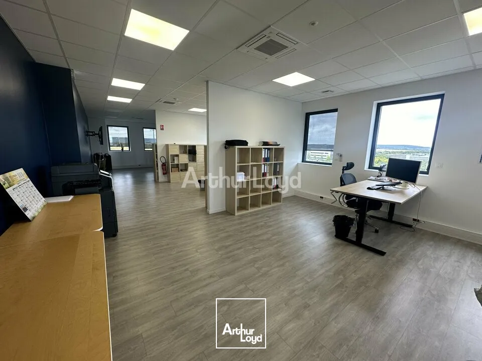 Bureaux aménagé de 210 m2 et 6 places de parkings- BEZANNES 