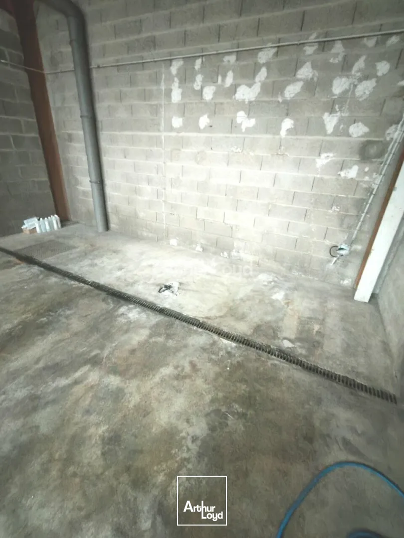 A Louer - Local d'activité de 500m2 avec bureaux ZI de St Martin Sur Le Pré