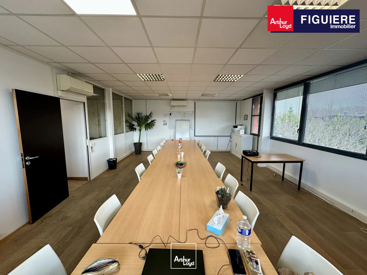 BUREAUX EN DERNIER ÉTAGE AVEC PARKING À LOUER