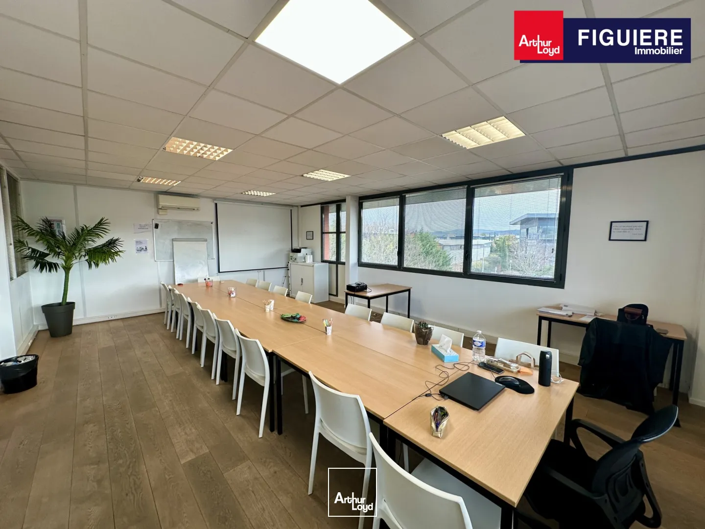 BUREAUX EN DERNIER ÉTAGE AVEC PARKING À LOUER