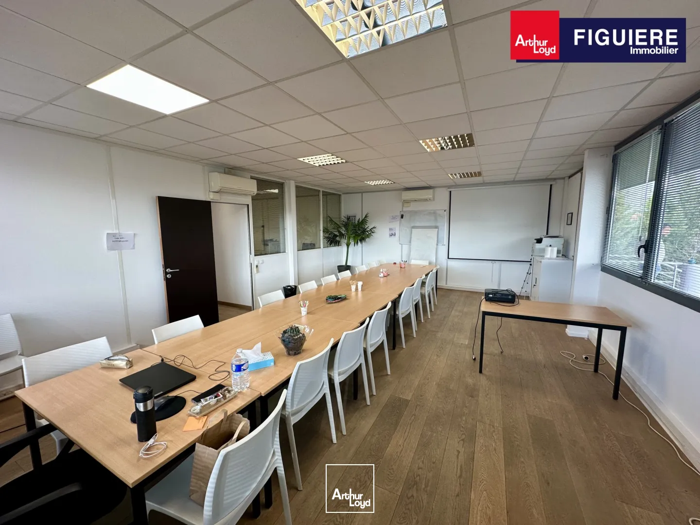 BUREAUX EN DERNIER ÉTAGE AVEC PARKING À LOUER