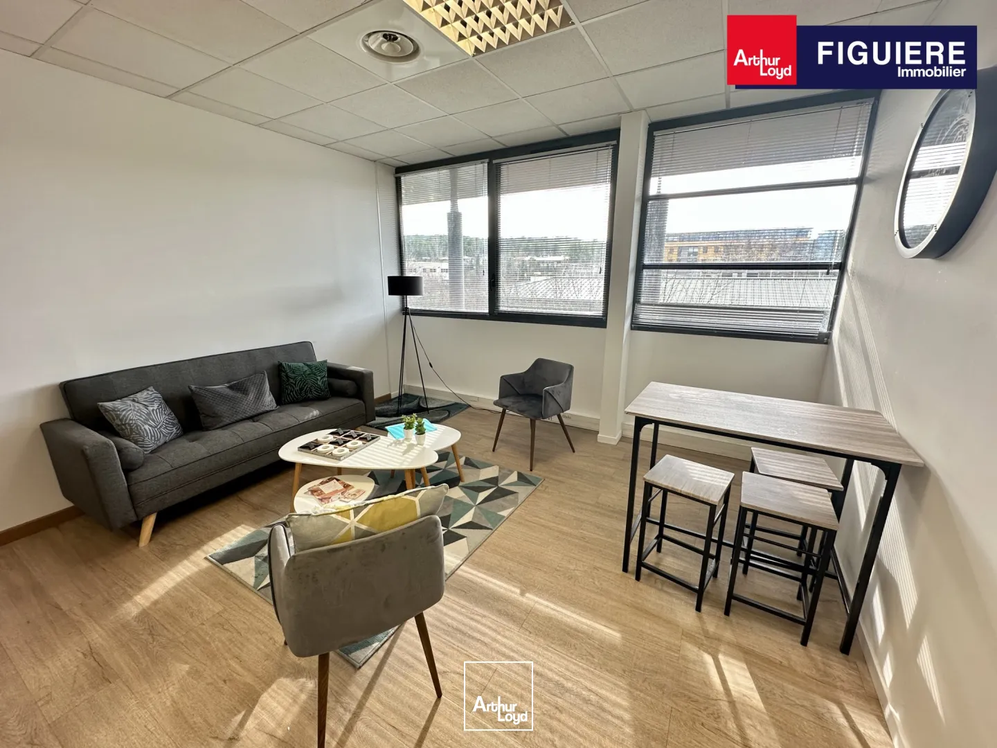 BUREAUX EN DERNIER ÉTAGE AVEC PARKING À LOUER