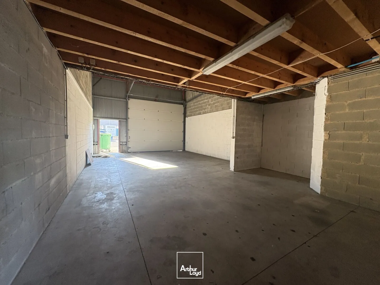 Cellule activités + bureau - 120 m2 - À louer - Saint Jean de Braye