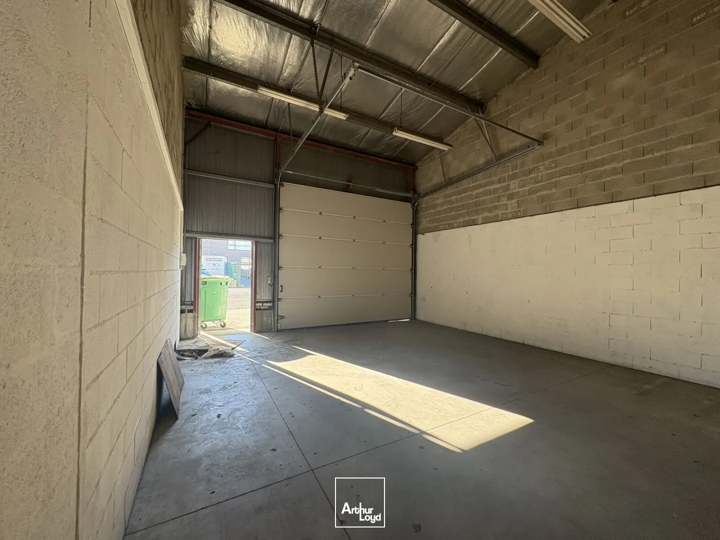 Cellule activités + bureau - 120 m2 - À louer - Saint Jean de Braye