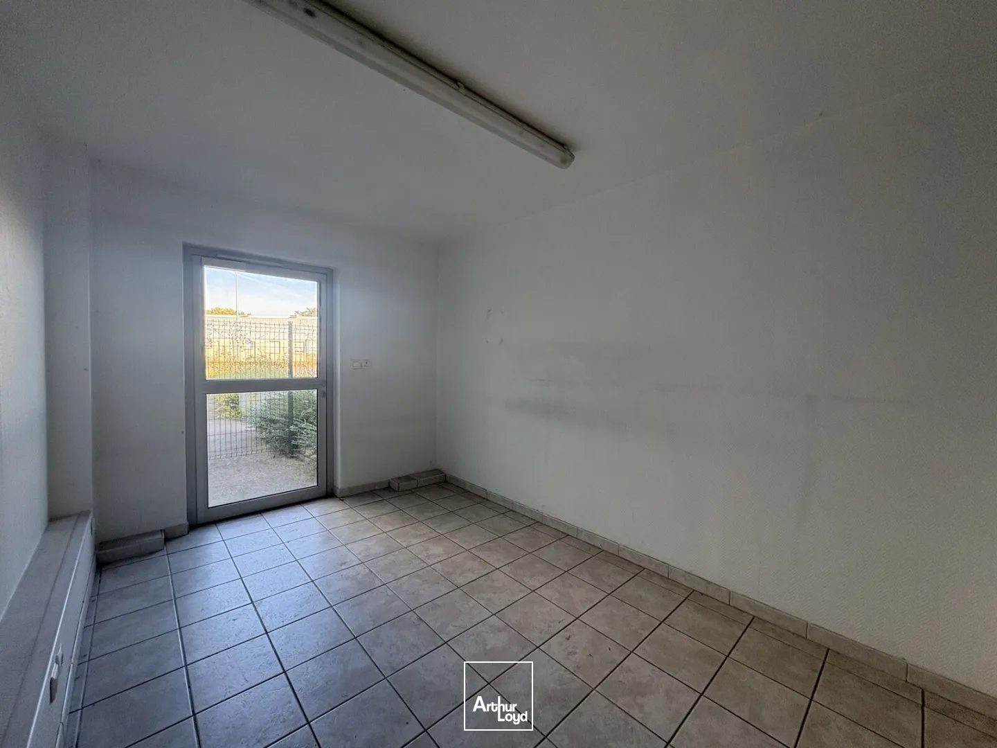 Cellule activités + bureau - 120 m2 - À louer - Saint Jean de Braye