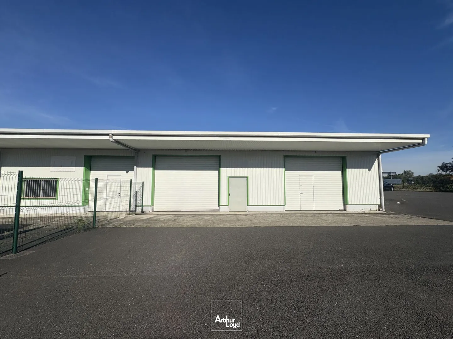 Cellule activités + bureau - 120 m2 - À louer - Saint Jean de Braye