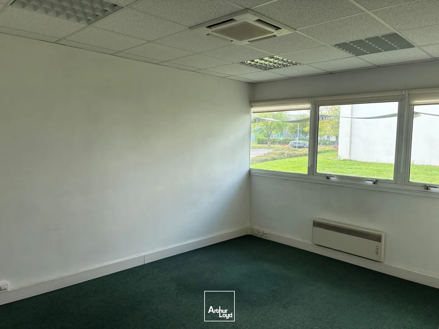 BUREAUX - A LOUER - PARKING - PARC DU PERRAY