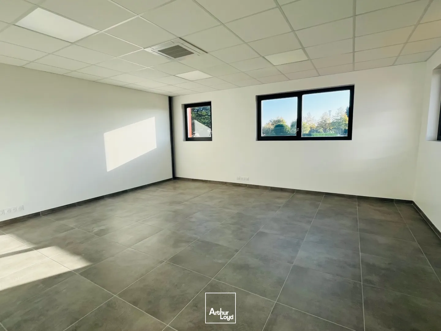 A LOUER/A VENDRE LOCAL ACTIVITE 372M2 ST NAZAIRE BRAIS