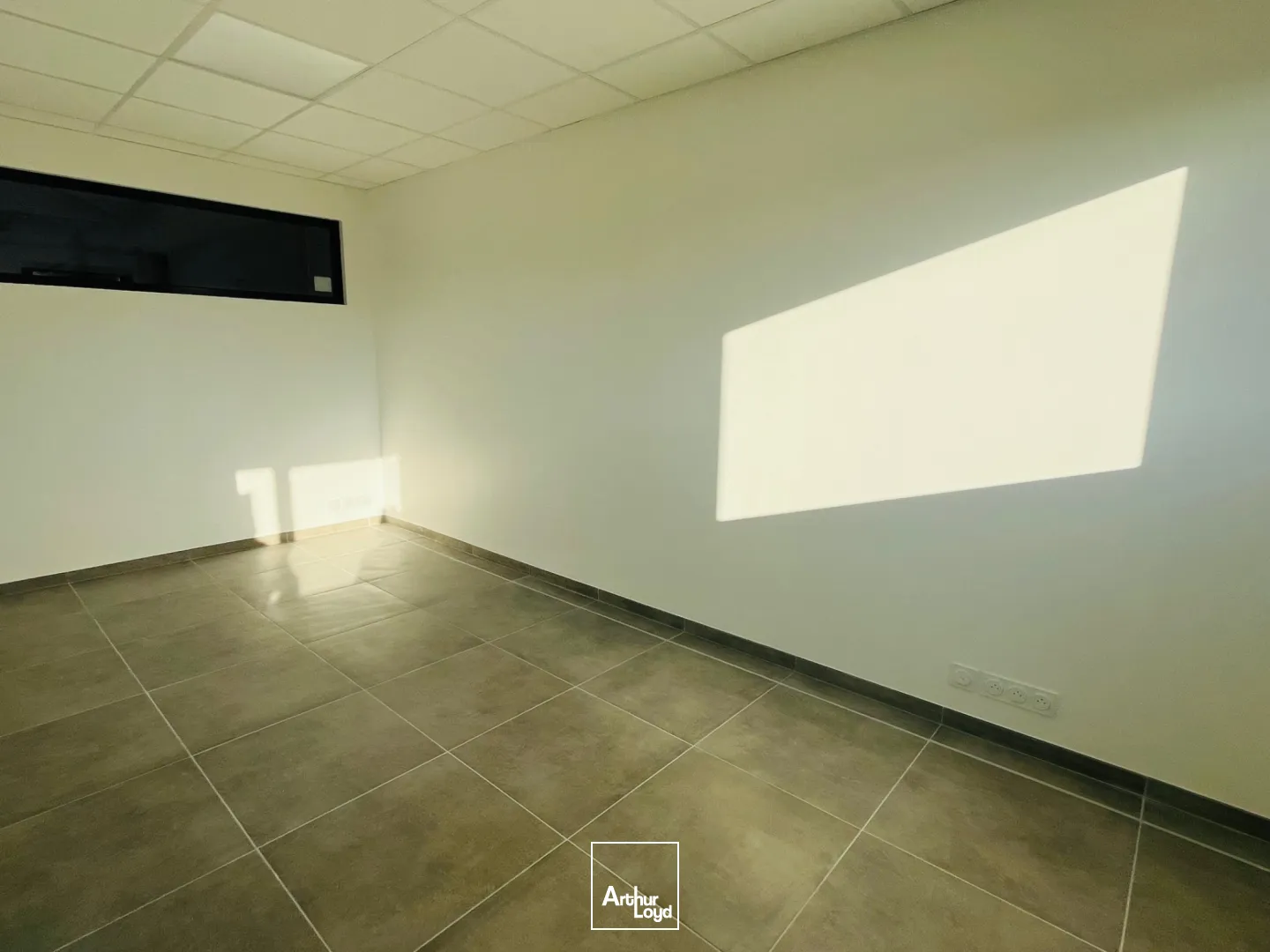 A LOUER/A VENDRE LOCAL ACTIVITE 372M2 ST NAZAIRE BRAIS