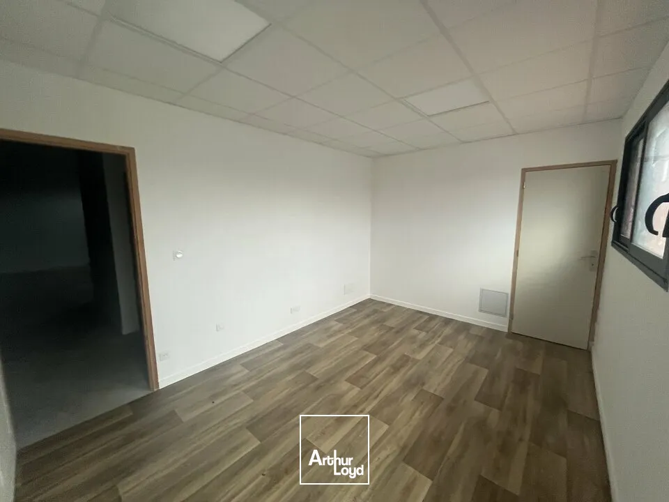 Local d'activité à louer  Vouillé, 250 m² avec bureau et grande hauteur sous plafond