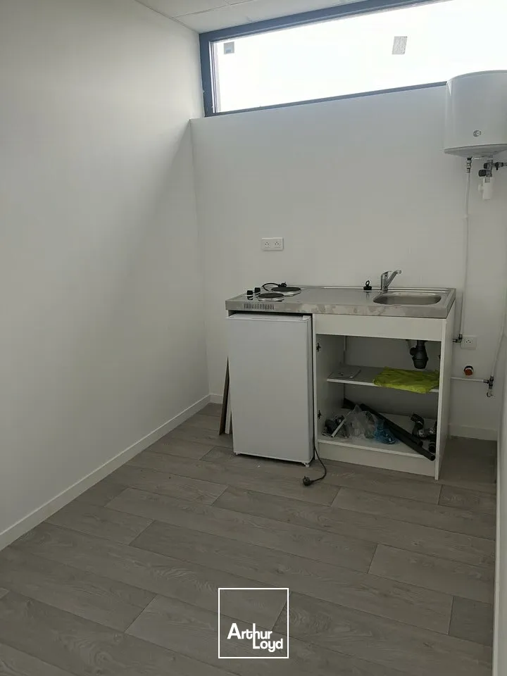 Local d'activité à louer  Vouillé, 250 m² avec bureau et grande hauteur sous plafond