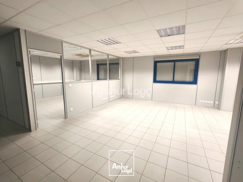 LOCAL D'ACTIVITÉ avec bureaux climatisés de 370m2 A LOUER - GUEUX