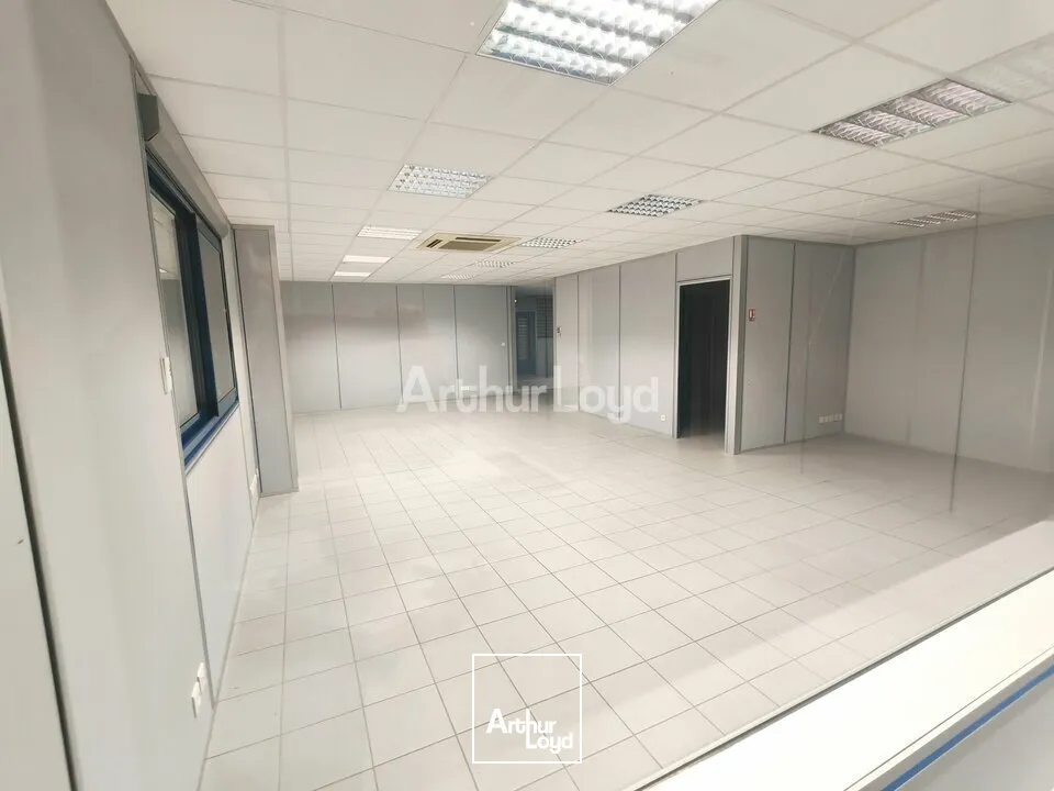 LOCAL D'ACTIVITÉ avec bureaux climatisés de 370m2 A LOUER - GUEUX