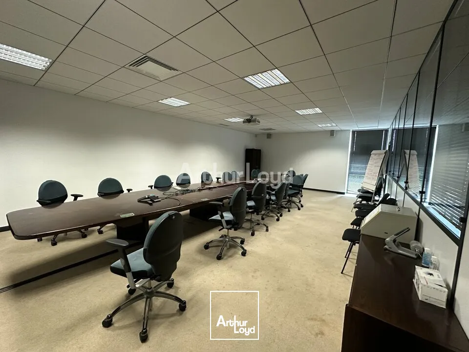 Plateau de bureaux d'environ 800m2 / 20 places de parking - REIMS FARMAN