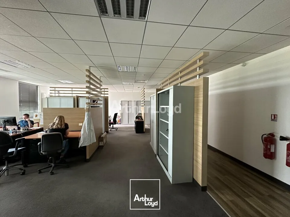 Plateau de bureaux d'environ 800m2 / 20 places de parking - REIMS FARMAN