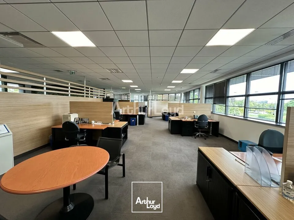 Plateau de bureaux d'environ 800m2 / 20 places de parking - REIMS FARMAN