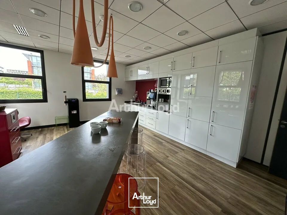 Plateau de bureaux d'environ 800m2 / 20 places de parking - REIMS FARMAN