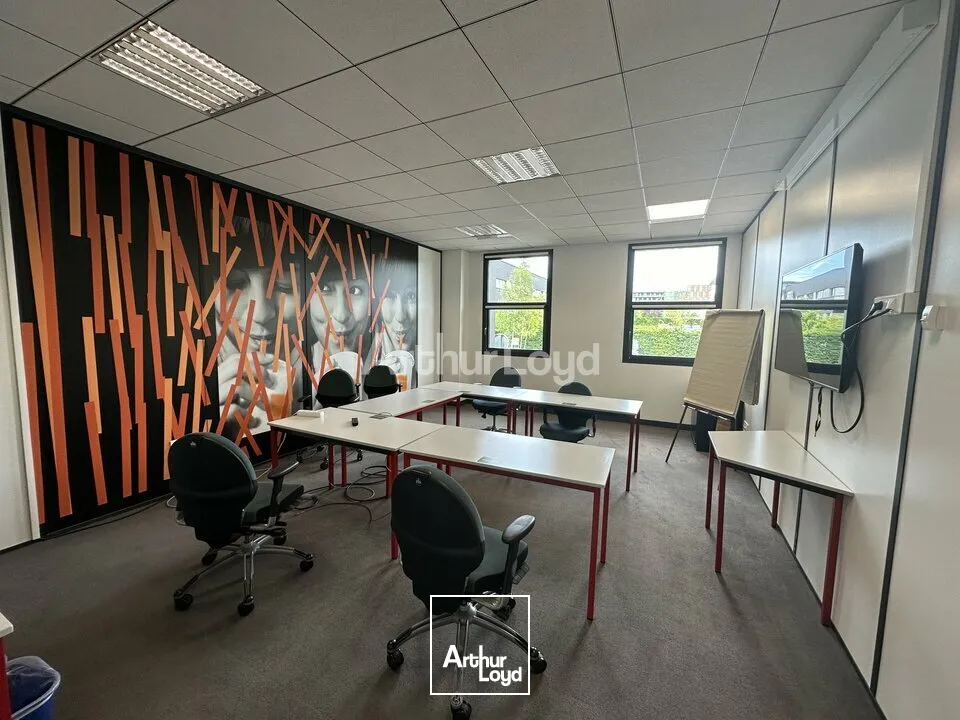 Plateau de bureaux d'environ 800m2 / 20 places de parking - REIMS FARMAN