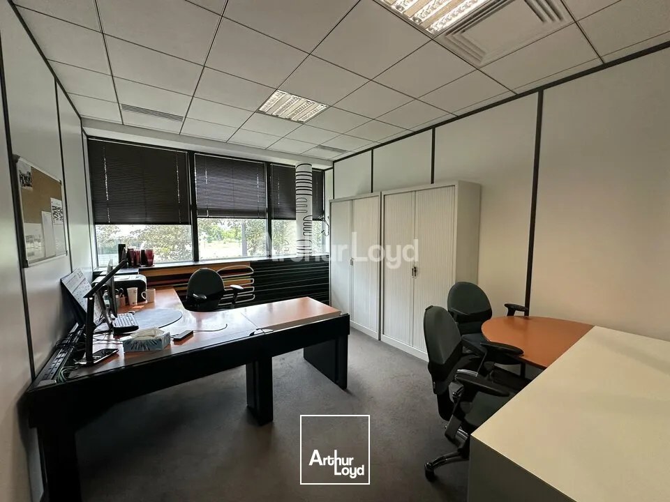 Plateau de bureaux d'environ 800m2 / 20 places de parking - REIMS FARMAN