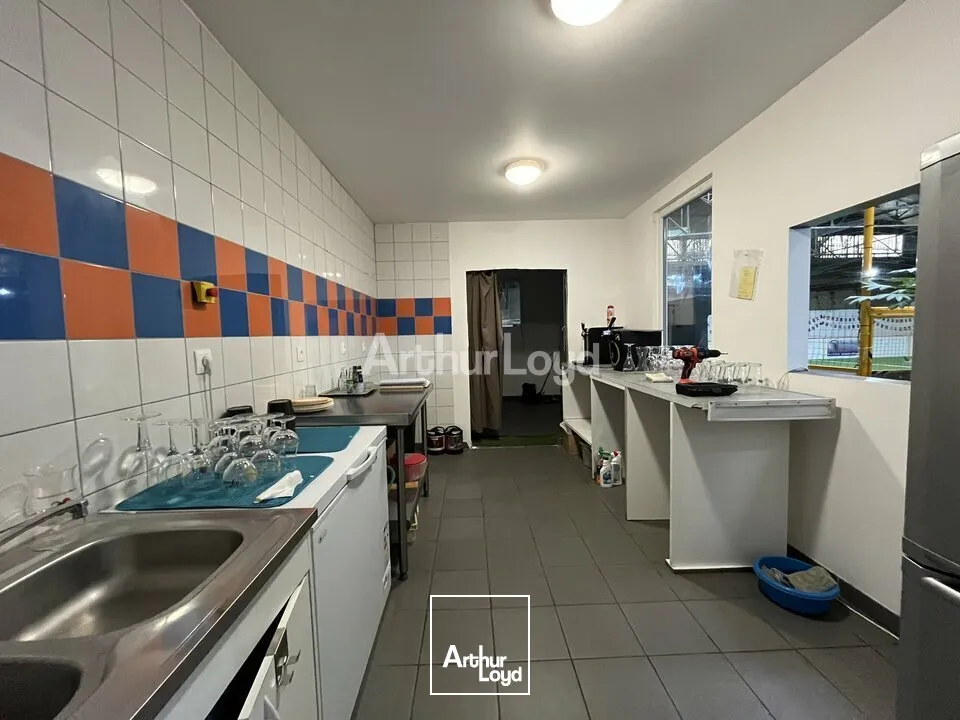 A louer à Châlons-en-champgne un local d'activité de 1 940m2 un parking clos. 