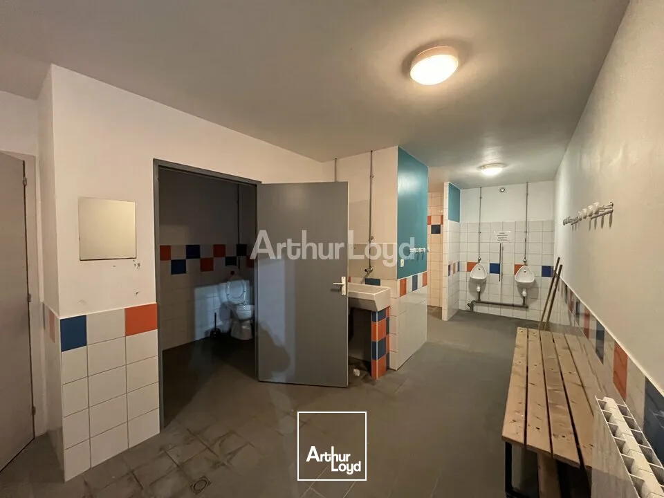 A louer à Châlons-en-champgne un local d'activité de 1 940m2 un parking clos. 