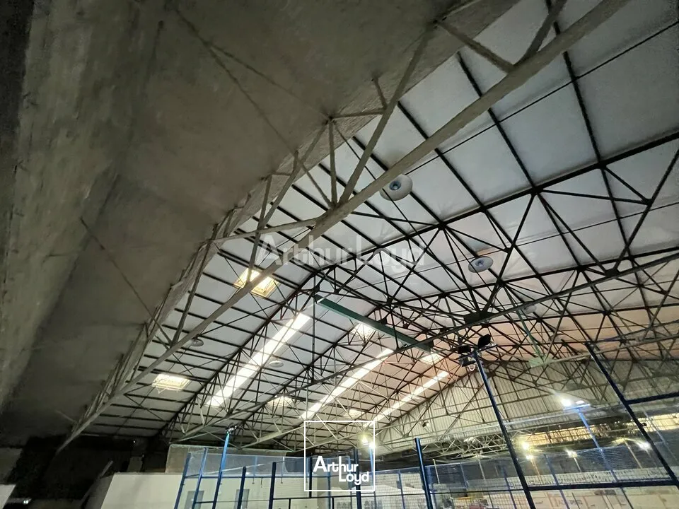 A louer à Châlons-en-champgne un local d'activité de 1 940m2 un parking clos. 