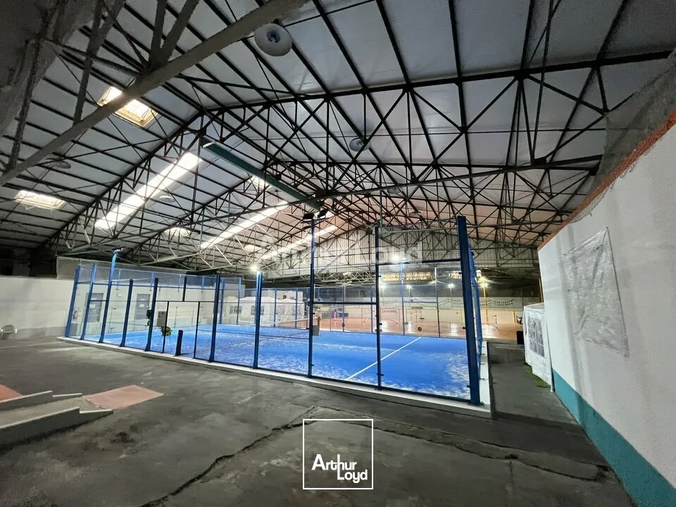 A louer à Châlons-en-champgne un local d'activité de 1 940m2 un parking clos. 