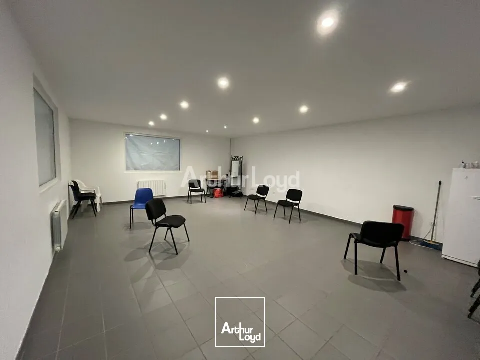 A louer à Châlons-en-champgne un local d'activité de 1 940m2 un parking clos. 