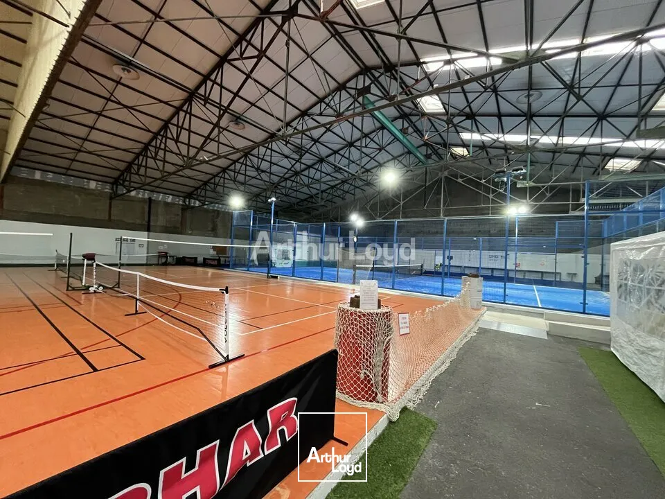 A louer à Châlons-en-champgne un local d'activité de 1 940m2 un parking clos. 