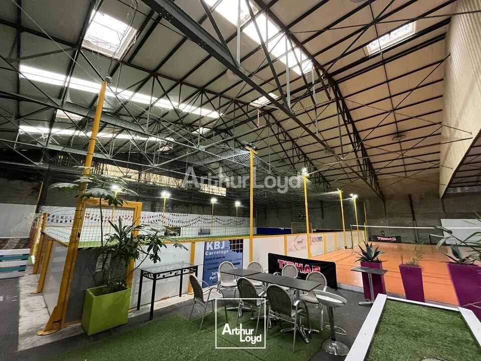 A louer à Châlons-en-champgne un local d'activité de 1 940m2 un parking clos. 