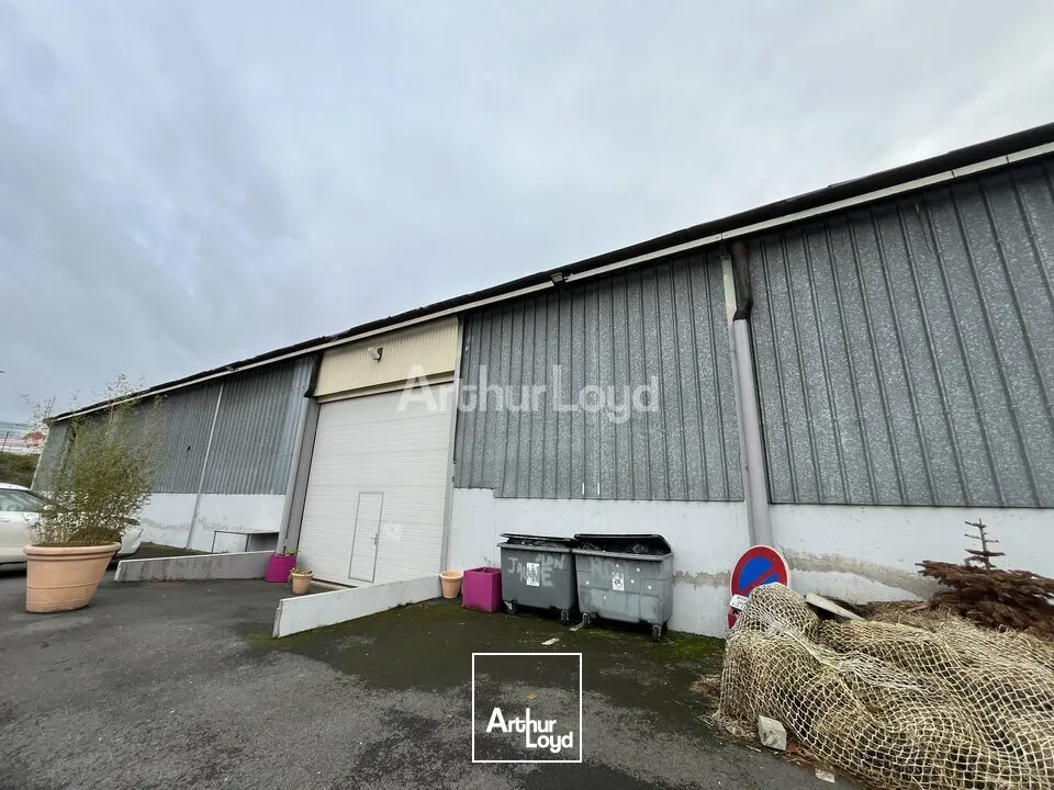 A louer à Châlons-en-champgne un local d'activité de 1 940m2 un parking clos. 