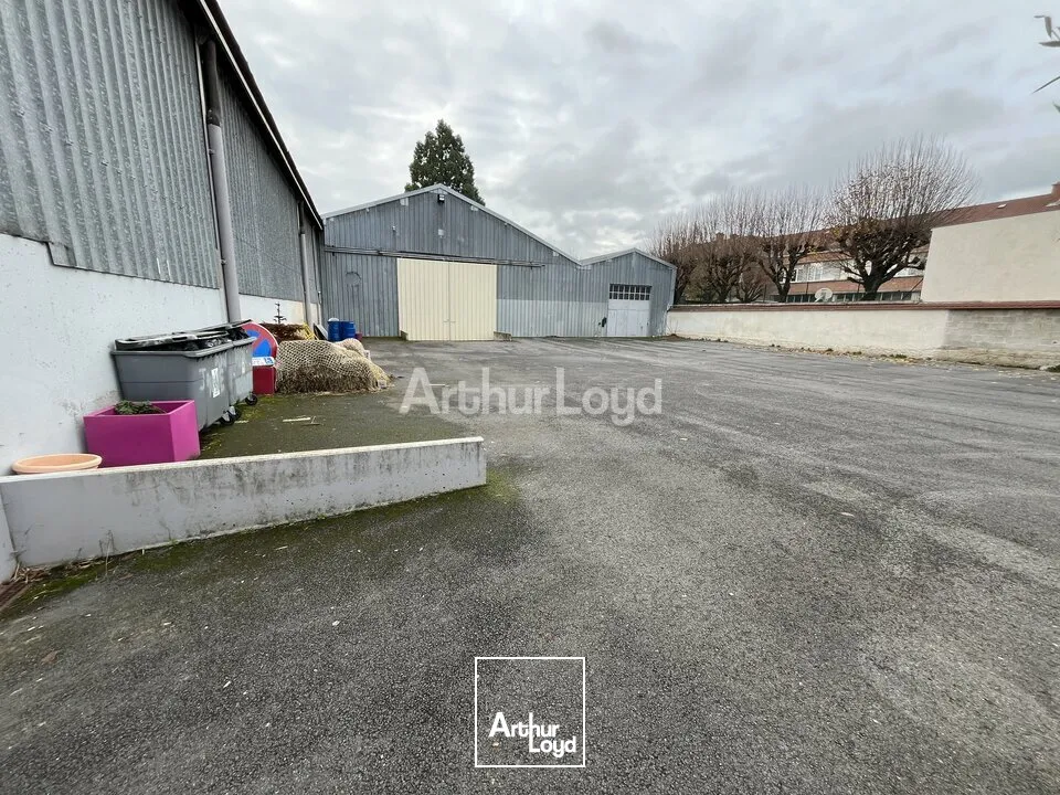 A louer à Châlons-en-champgne un local d'activité de 1 940m2 un parking clos. 