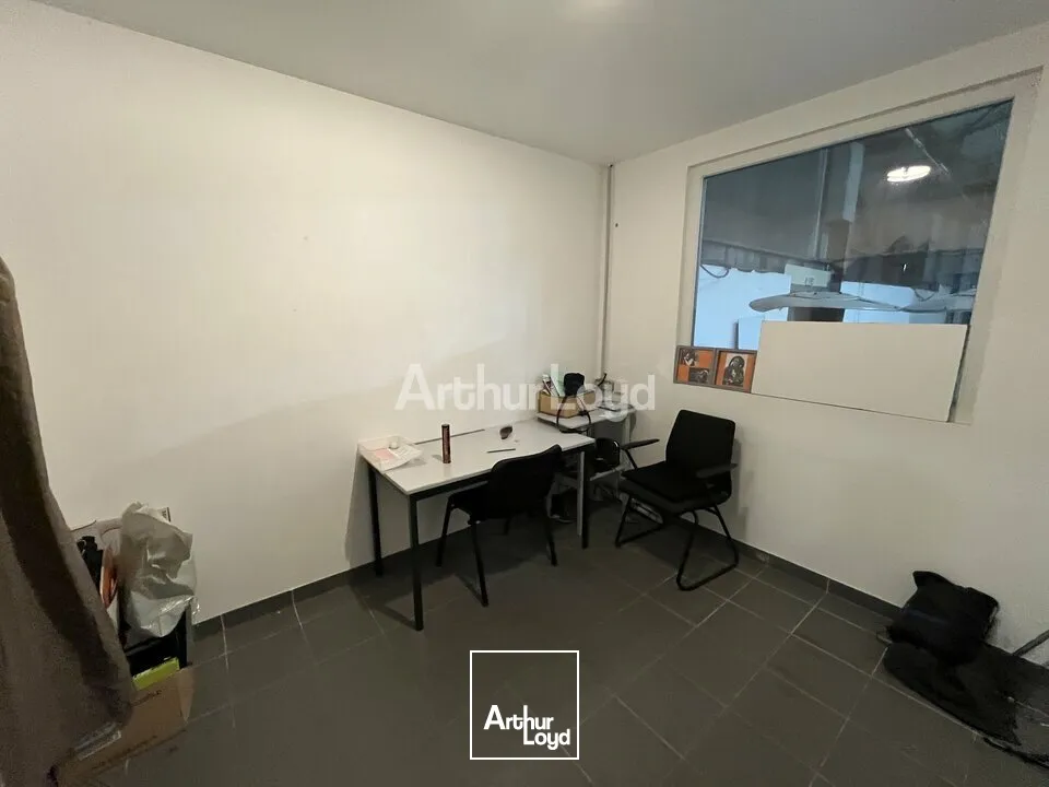 A louer à Châlons-en-champgne un local d'activité de 1 940m2 un parking clos. 