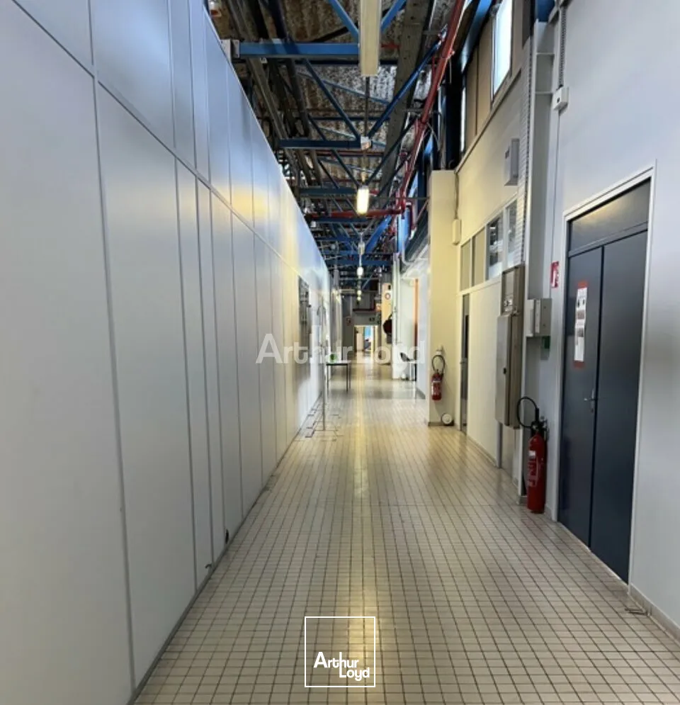 A vendre, batiment de 6 635m2 environ à Saint-Martin-Sur-Le-Pré. 